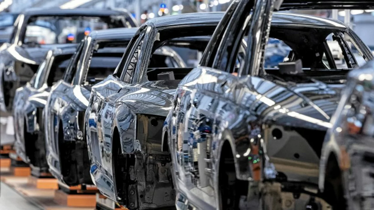 Why are there so few car manufacturers in the US?